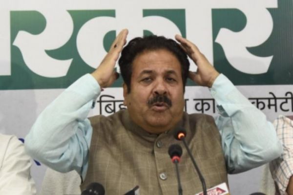 केजरीवाल को अगर संदेह तो गृह मंत्रालय की जिम्मेदारी मुहैया कराए सुरक्षा : राजीव शुक्ला 