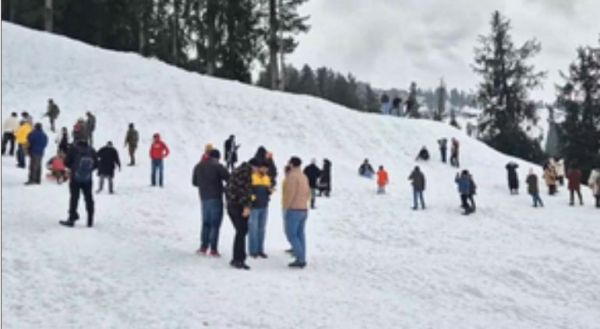 भद्रवाह के प्रसिद्ध गुलदंडा घास के मैदान में पर्यटकों की भारी भीड़, लुत्फ उठा रहे लोग