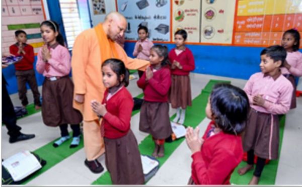 योगी सरकार की पहल से प्रदेश के 1.33 लाख परिषदीय विद्यालयों में गूंज रहा काव्यपाठ 