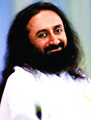 कुंभ सफाईकर्मियों को गुरुदेव करा रहे नि:शुल्क ध्यान, प्राणायाम से तनावमुक्ति नवचेतना शिविर