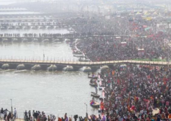 पांटून पुल बंद किए जाने से महाकुंभ मेले में श्रद्धालु परेशान