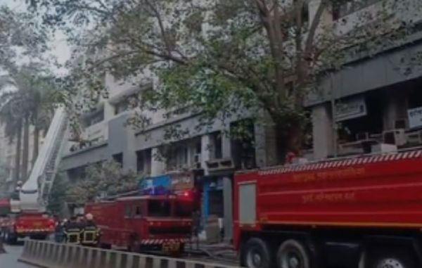 मुंबई : कैलाश प्लाजा बिल्डिंग की तीसरी और चौथी मंजिल पर लगी आग, दमकल की पांच गाड़ियां मौजूद 