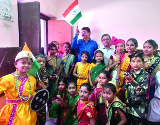 स्वतंत्रता संग्राम नायकों की वेशभूषा में नजर आए सिंधी स्कूल के बच्चे