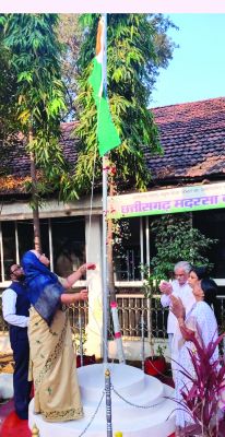 मदरसा बोर्ड में किया गया ध्वजारोहण