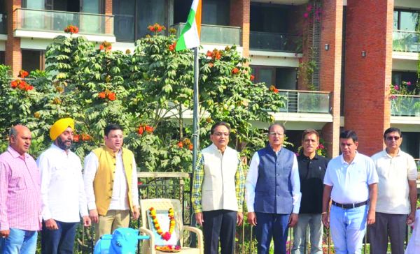 श्रीजन अनंत सोसायटी में ध्वजारोहण