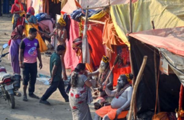 सोशल मीडिया पर वायरल चंद लोगों से इतर कल्पवासियों, साधु-संतों के अखाड़ों, शिविरों में है असली महाकुंभ 