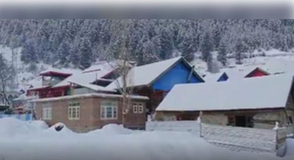 जम्मू-कश्मीर : गुरेज घाटी में ताजा बर्फबारी से जनजीवन प्रभावित, बांदीपोरा-गुरेज मार्ग बंद 