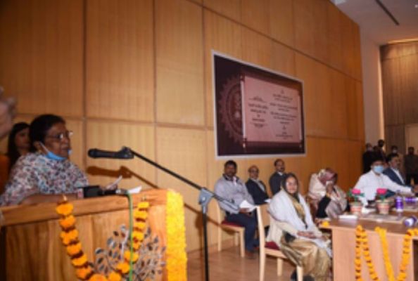 कौन हैं दुलारी देवी, जिनके हाथों से बनी मधुबनी साड़ी पहन निर्मला सीतारमण ने पेश किया बजट 