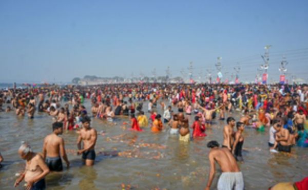 महाकुंभ की आलोचना करने वालों को संतों ने दिया जवाब 