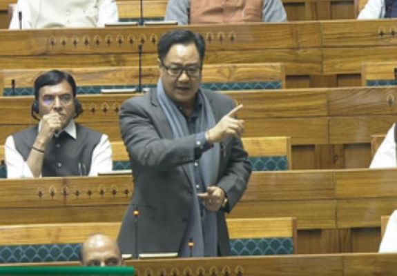 संसद में विपक्ष का हंगामा, किरेन रिजिजू बोले, 'यह रवैया ठीक नहीं'