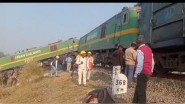 उत्तर प्रदेश : फतेहपुर में दो मालगाड़ियों में टक्कर, दो लोको पायलट घायल 