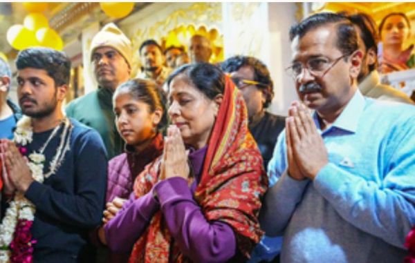 दिल्ली चुनाव : मतदान से पहले अरविंद केजरीवाल परिवार के साथ पहुंचे हनुमान मंदिर 