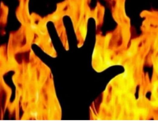 दो ट्रक की भिड़ंत, आग, तीन जिंदा जले