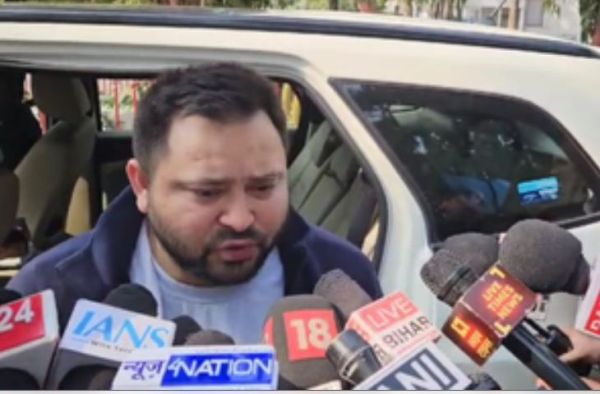 राजद के नेता तेजस्वी यादव पहुंचे राजभवन, राज्यपाल आरिफ मोहम्मद खान से की मुलाकात 