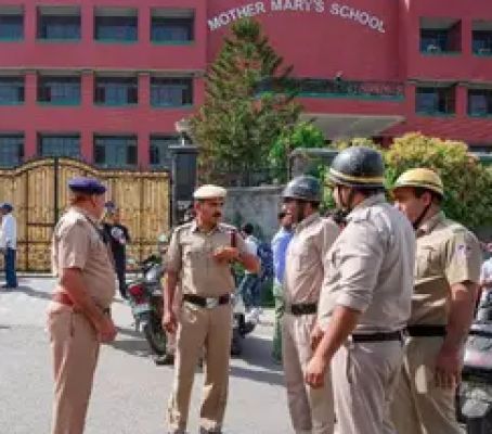 गौतमबुद्ध नगर जिले के कई नामी स्कूलों को बम से उड़ाने की धमकी वाला ईमेल मिला