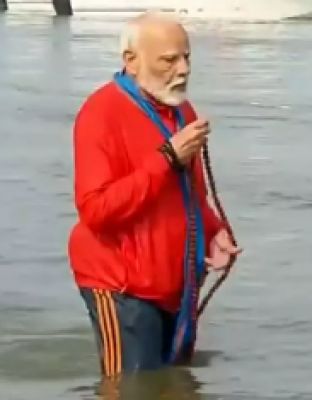 प्रधानमंत्री नरेन्द्र मोदी ने महाकुंभ में लगाई आस्था की डुबकी