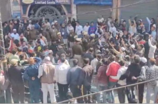 दिल्ली चुनाव 2025 : सीलमपुर में मतदान के बीच हंगामा, भाजपा ने बुर्के की आड़ में लगाया फर्जी वोटिंग का आरोप 