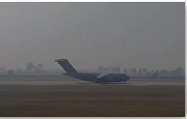 अमेरिका से डिपोर्ट किए गए अवैध प्रवासी भारतीयों का विमान पहुंचा अमृतसर, 104 लोग थे सवार 