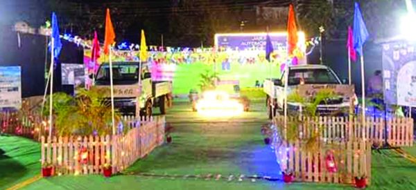 डीलर्स के डेकोरेटेड स्टॉल्स ने किया आकर्षित 