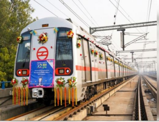 दिल्ली मेट्रो की रेड लाइन पर सेवाएं बाधित होने से यात्री हुए परेशान, डीएमआरसी ने बताई वजह 