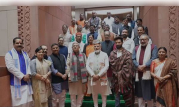 बिहार के 30 सांसदों ने की पीएम मोदी से मुलाकात, सम्मान में पहनाया मिथिला का 'पाग' 