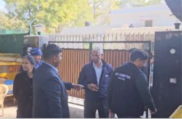 अरविंद केजरीवाल के घर पहुंची एसीबी, 15 करोड़ के दावे की करेगी जांच 