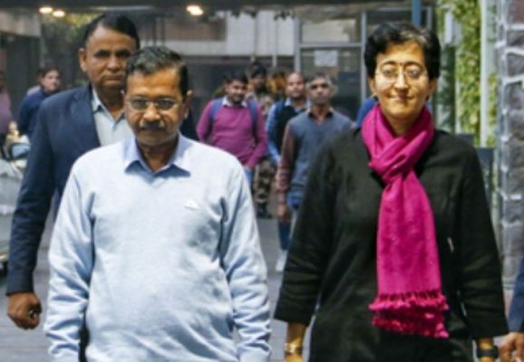 दिल्ली विधानसभा चुनाव : आम आदमी पार्टी में फिलहाल चुप्पी, भाजपा में जश्न का दौर शुरू 