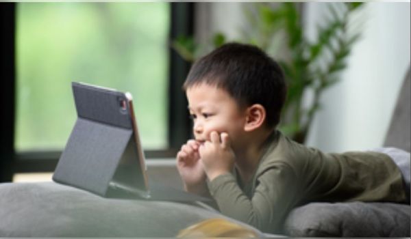 अधिक स्क्रीन टाइम बच्चों में भाषा विकास कौशल को कम कर सकता है : अध्ययन 