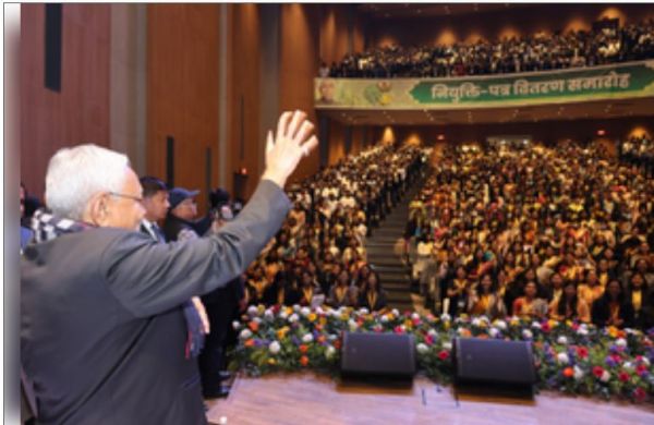 बिहार के मुख्यमंत्री नीतीश कुमार ने कृषि विभाग के 1,007 अभ्यर्थियों को दिया नियुक्ति पत्र 