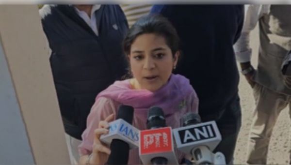 माखन दीन के परिवार से मिलीं पीडीपी की इल्तिजा मुफ्ती, मीडिया के सामने दोहराया 'हाउस अरेस्ट' होने का दावा 