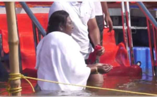 महाकुंभ : राष्ट्रपति द्रौपदी मुर्मू पहुंचीं प्रयाग, संगम में लगाई आस्था की डुबकी 