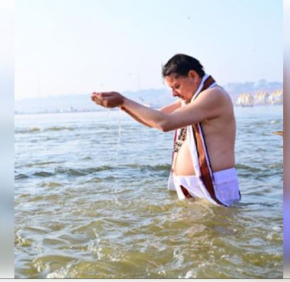 उत्तराखंड के सीएम धामी ने परिवार संग संगम में लगाई डुबकी, बोले- हरिद्वार में कुंभ 2027 को भी बनाएंगे भव्य 