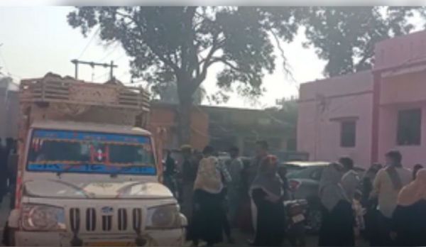 बहराइच : तेज रफ्तार डंपर ने मारी कार को टक्कर, 5 लोगों की मौत