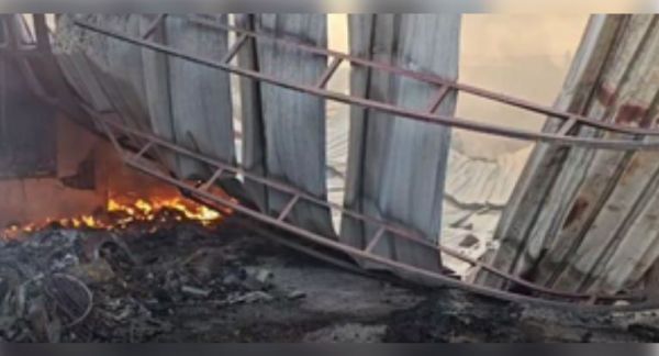 गुजरात के औद्योगिक नगर वापी में लगी भीषण आग की चपेट में आए 10 कबाड़ गोदाम 