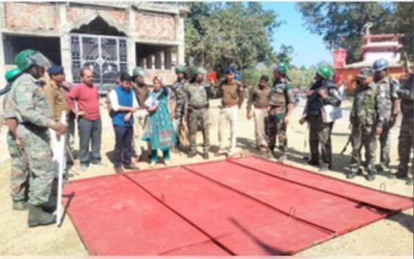 झारखंड के कोडरमा में मंदिर से जुड़े होर्डिंग के विवाद में दो गुट भिड़े, तीन पुलिसकर्मियों सहित 15 घायल 