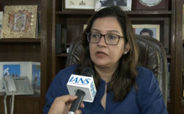 वीर सावरकर का योगदान भी अहम था : प्रियंका चतुर्वेदी 