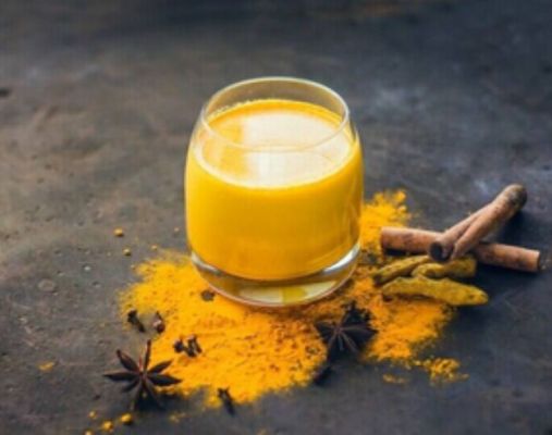 हल्दी-पानी के कई फायदे : ब्लड प्यूरिफिकेशन, कैंसर की रोकथाम में भी कारगर 