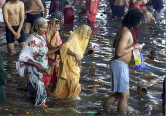 महाकुंभ में श्रद्धा और सेवा का अनूठा मेल, 600 से अधिक निराश्रित बुजुर्गों ने किया स्नान 