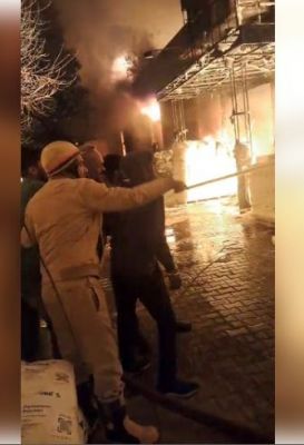 नोएडा में सती पॉलीप्लास्ट कंपनी में लगी भीषण आग, 15 गाड़ियों की मदद से बुझाई गई 