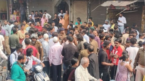 जमशेदपुर में हिस्ट्रीशीटर को बीच सड़क पर गोलियों से किया छलनी, विरोध में सड़क पर उतरे लोग 