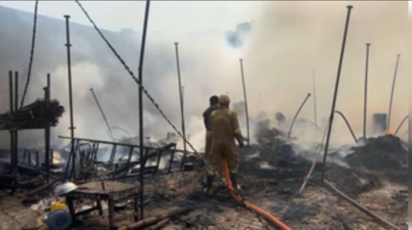 नोएडा: ड्रीम टेंट हाउस और मैरिज लॉन में लगी भीषण आग, दमकल की 6 गाड़ियों ने पाया काबू