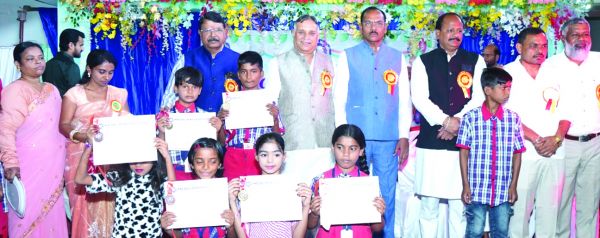 हिन्द इंग्लिश स्कूल वार्षिकोत्सव में विद्यार्थियों की प्रस्तुतियों ने मोहा मन 