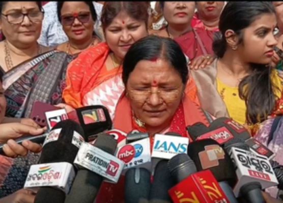 संबलपुर: केंद्रीय मंत्री सावित्री ठाकुर ने मां समलेश्वरी मंदिर में किए दर्शन, कहा- शुभ काम शुरू करने से पहले आशीर्वाद लेना जरूरी