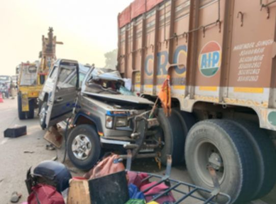 वाराणसी: तेज रफ्तार क्रूजर जीप खड़े ट्रक में घुसी, चार लोगों की मौत 