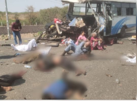 गुजरात: कच्छ में बस-ट्रक के बीच जोरदार टक्कर, छह लोगों की मौके पर मौत, 20 अन्य घायल 