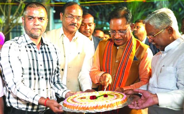 आरती ग्रुप ने सीएम के जन्मदिन पर काटा केक