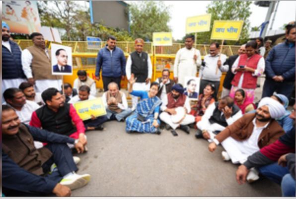 दिल्ली विधानसभा के गेट के बाहर 