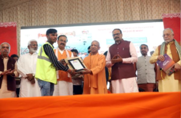 सीएम योगी ने स्वच्छताकर्मियों और स्वास्थ्यकर्मियों को महाकुंभ के समापन पर दिया बड़ा गिफ्ट 
