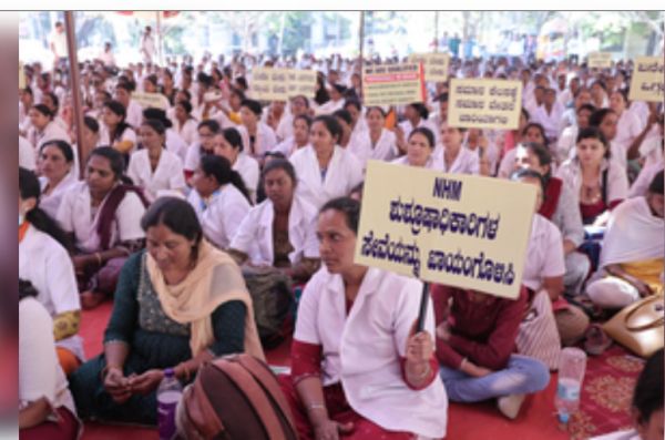 कर्नाटक : 9,000 से अधिक नर्स और पैरामेडिक्स अनिश्चितकालीन हड़ताल पर, स्वास्थ्य सेवाएं बाधित 