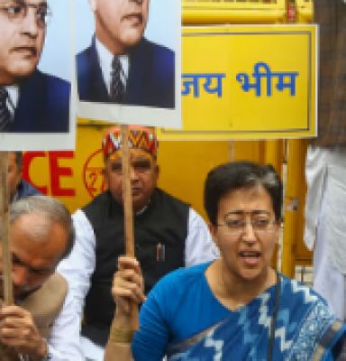 आतिशी, निलंबित आप विधायकों को दिल्ली विधानसभा गेट पर रोके जाने के बाद आप ने ‘धरना’ दिया